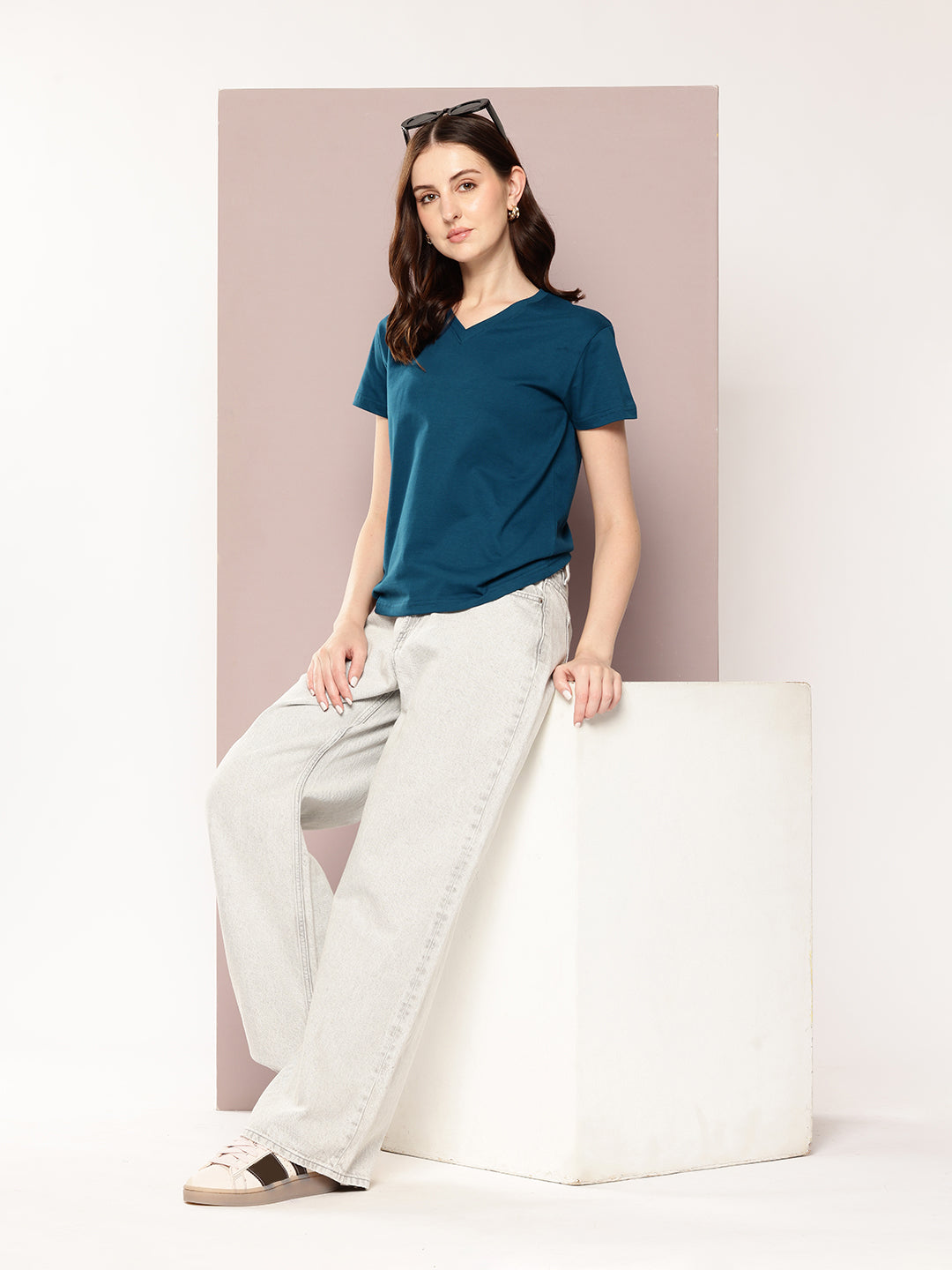 Womens Short Sleeve Solid V-Neck Regular Fit Tshirt