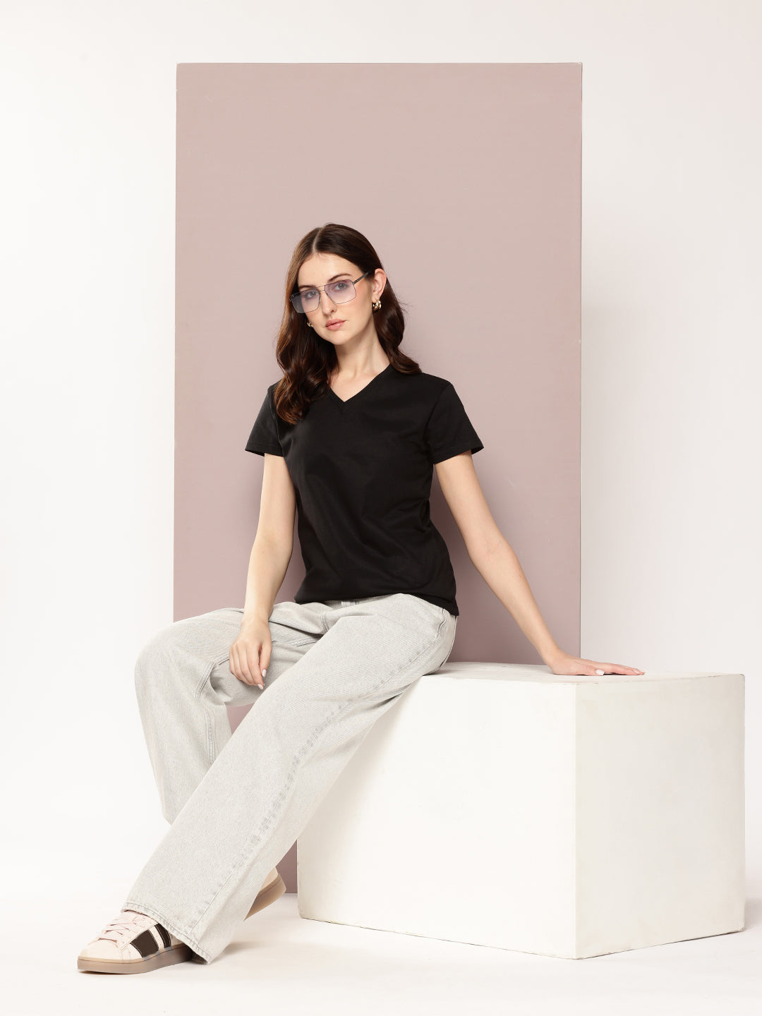 Womens Short Sleeve Solid V-Neck Regular Fit Tshirt