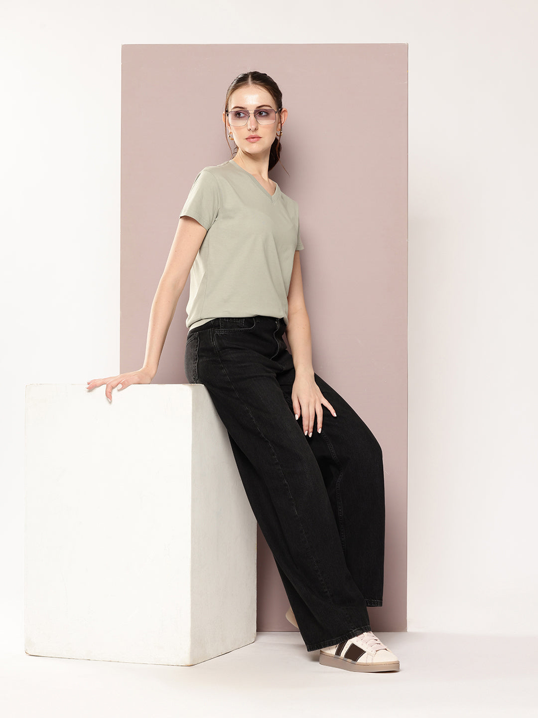 Womens Short Sleeve Solid V-Neck Regular Fit Tshirt