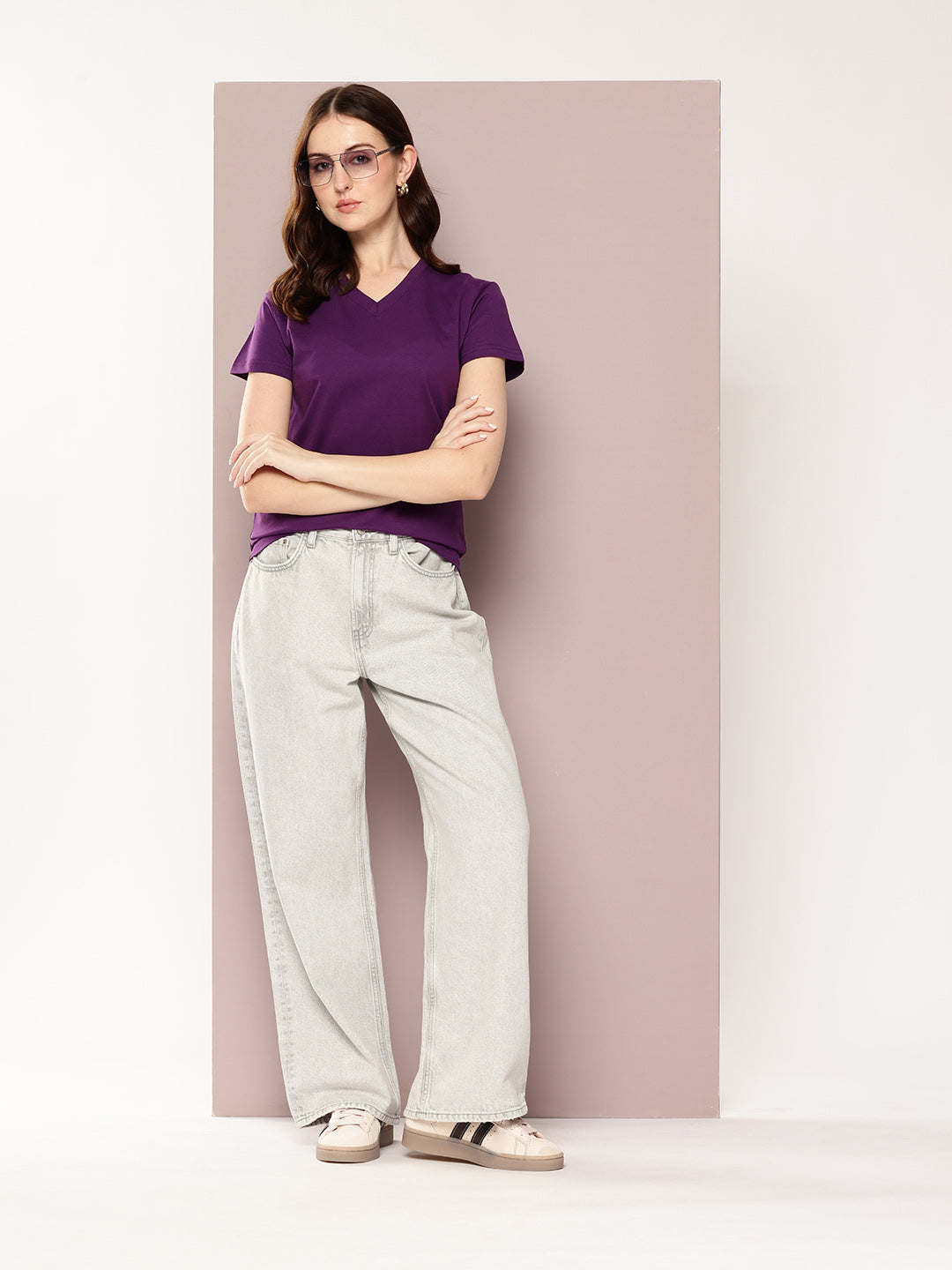 Womens Short Sleeve Solid V-Neck Regular Fit Tshirt