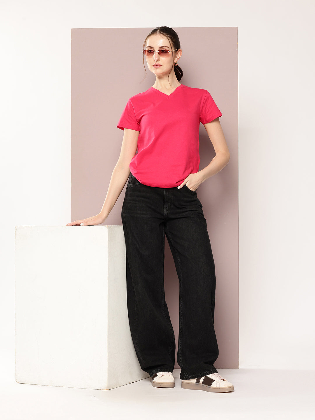 Womens Short Sleeve Solid V-Neck Regular Fit Tshirt