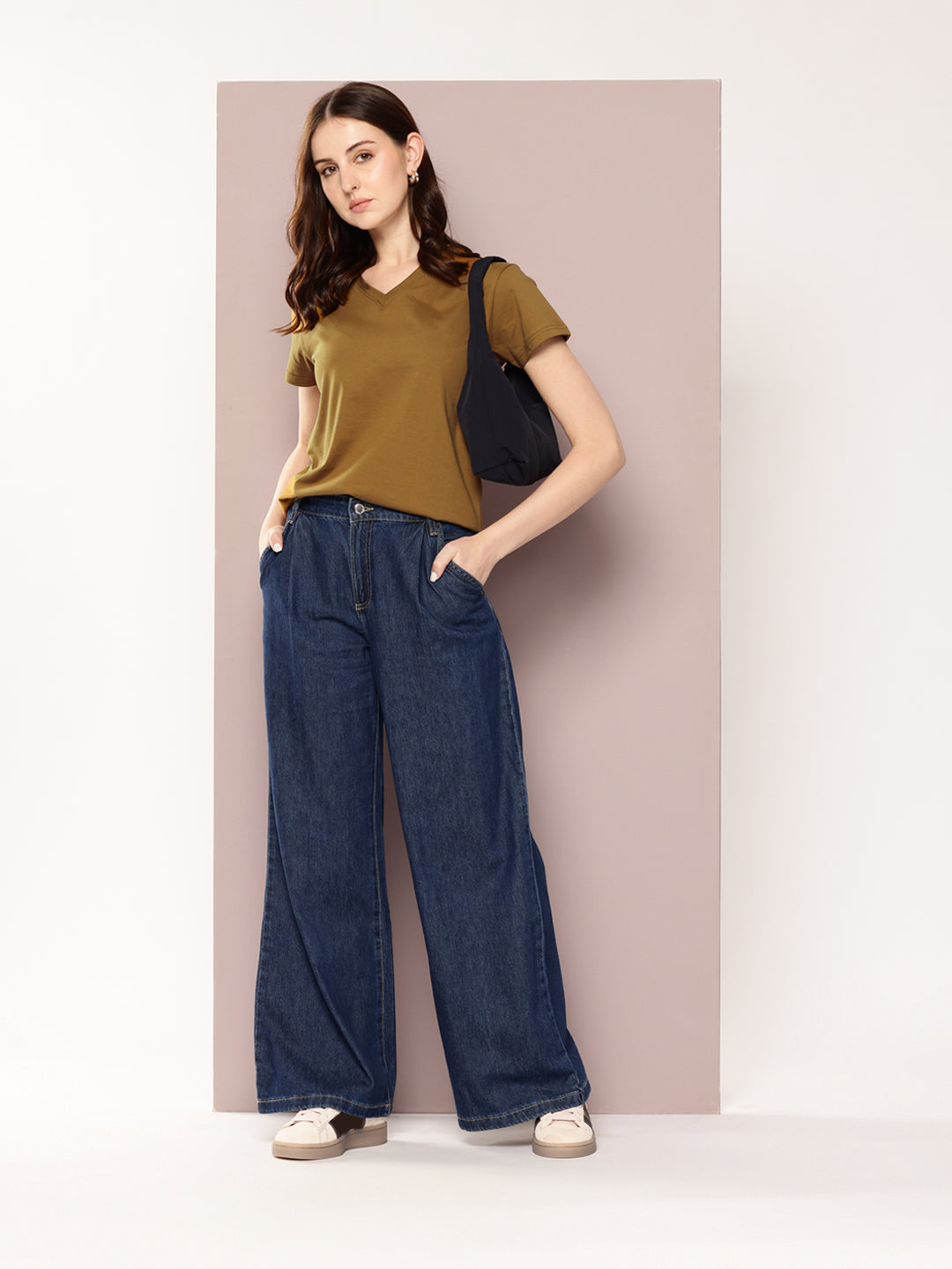 Womens Short Sleeve Solid V-Neck Regular Fit Tshirt